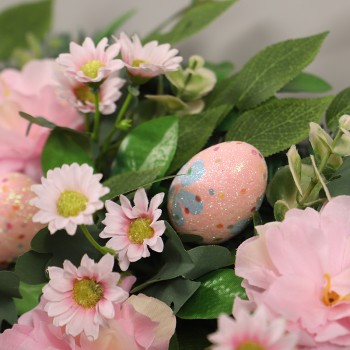 Easter eggs simulate Daisy wreaths